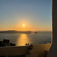 Das Foto wurde bei Buddha-Bar Beach Santorini von A 🦆♥️. am 9/8/2022 aufgenommen