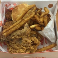 Photo taken at Popeyes Louisiana Kitchen by Lu L. on 5/3/2015