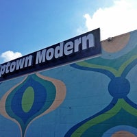 Foto tirada no(a) Uptown Modern por Robert R. em 3/16/2013