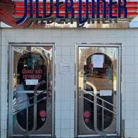 Photo taken at Silver Diner by Oliver R. on 12/4/2022