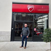 Das Foto wurde bei Ducati Triumph New York von Kay S. am 12/16/2021 aufgenommen