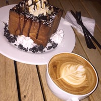 Foto tomada en Serenade Coffee Bar &amp;amp; Desserts  por Atheer K. el 9/7/2016