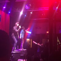 Photo taken at Louie Louie&amp;#39;s Dueling Piano Bar by Lc T. on 3/31/2018