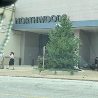 Foto tirada no(a) Northwoods Mall por Kelly &amp;amp; Squirt S. em 9/4/2021