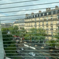 Foto diambil di Renaissance Paris Arc de Triomphe Hotel oleh Ibra~ pada 7/20/2022