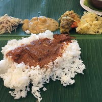 Foto diambil di Curry Leaf Restaurant oleh Sang Pencinta Ratu pada 2/3/2018