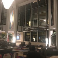 รูปภาพถ่ายที่ The Lobby Lounge โดย John R. เมื่อ 3/13/2018