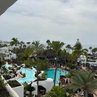Foto tirada no(a) Hotel Jardin Tropical por Lisa B. em 10/4/2023