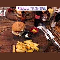 Foto tomada en Beeves Burger  por Lesa L. el 10/29/2019