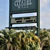 รูปภาพถ่ายที่ Citadel Mall โดย Helen W. เมื่อ 4/24/2023