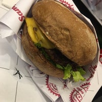 Foto diambil di Sampa Burger oleh Carolina A. pada 11/9/2017