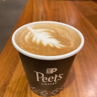 Photo prise au Peet&amp;#39;s Coffee &amp;amp; Tea par Alaan 🇺🇸🇸🇦 le12/3/2020