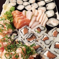 รูปภาพถ่ายที่ Sushi San โดย Julio เมื่อ 2/10/2015