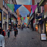 Photo taken at Nieuwstraat / Rue Neuve by Motab on 7/26/2022