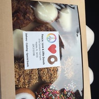 9/21/2014にJeanette A.がPeace Love &amp;amp; Little Donutsで撮った写真