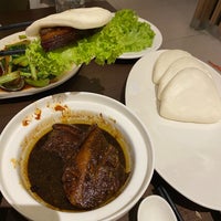 Photo taken at Tuan Yuan Pork Ribs Soup 团缘肉骨茶 by Gunhee K. on 1/1/2021