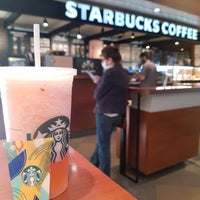 Photo taken at Starbucks by Luiz Henrique D. on 6/18/2021