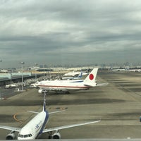 Photo taken at Airport Lounge - North Pier by Satoshi O. on 12/26/2016