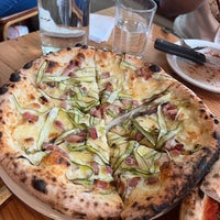 Photo taken at Ken&amp;#39;s Artisan Pizza by Tran T. on 6/19/2023