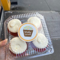 Foto scattata a Molly&amp;#39;s Cupcakes da Tran T. il 8/26/2023