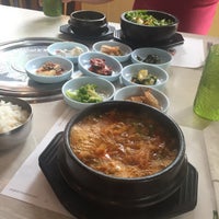 Das Foto wurde bei Woo Chon Korean BBQ Restaurant von Aaron S. am 9/9/2016 aufgenommen