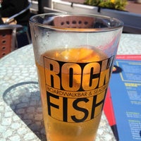 Foto tomada en RockFish Boardwalk Bar &amp;amp; Seagrill  por Stephanie P. el 5/28/2013