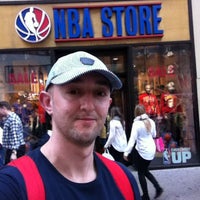 4/18/2015にCan O.がNBA Storeで撮った写真