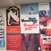 Foto diambil di Kurt Vonnegut Memorial Library oleh Barbara L. pada 6/27/2021