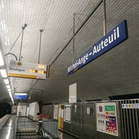 Photo taken at Métro Michel-Ange – Auteuil [9,10] by GARYSTAR77 🚅🇫🇷 on 6/17/2022