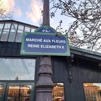Photo taken at Marché aux fleurs Reine Elizabeth II by GARYSTAR77 🚅🇫🇷 on 3/19/2023