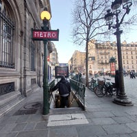 Photo taken at Métro Hôtel de Ville [1,11] by GARYSTAR77 🚅🇫🇷 on 3/19/2023