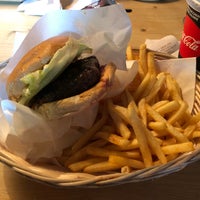 Photo taken at Tommi&amp;#39;s Burger Joint by Marko S. on 7/26/2018