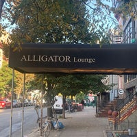 รูปภาพถ่ายที่ Alligator Lounge โดย Liam W. เมื่อ 10/10/2022