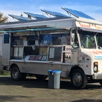 Photo prise au La Gitana Taco Truck par Myra K. le11/21/2017