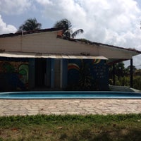 Foto diambil di La Rocca Brasil - Beach Hostel Porto de Galinhas oleh Caroll C. pada 8/27/2015