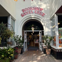 Foto diambil di Bookshop Santa Cruz oleh Martina S. pada 5/9/2023
