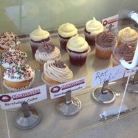 9/18/2013 tarihinde Tina K.ziyaretçi tarafından Smallcakes Cupcakery - Raleigh'de çekilen fotoğraf