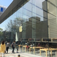Photo taken at Apple Omotesando by syü ☆. on 4/16/2017