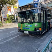 Photo taken at 五反田駅(東口)バス停 by Hiroshi M. on 11/8/2023