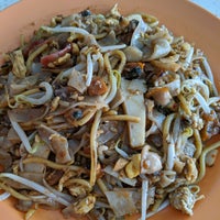 Photo taken at Tiong Bahru Fried Kway Teow by Derek W. on 2/15/2020