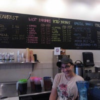 Foto tomada en Philly&amp;#39;s Cafe  por Paul N. el 7/19/2012