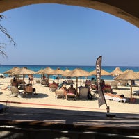 Foto tirada no(a) Ammos Beach Bar Restaurant por Vassilis T. em 8/9/2019