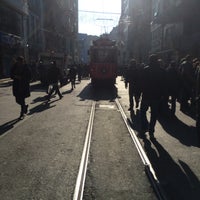 รูปภาพถ่ายที่ İstiklal Caddesi โดย Sinan Ç. เมื่อ 3/24/2015