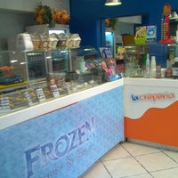 Foto scattata a Frozen - Yogurt &amp;amp; Gelati da Frozen - Yogurt &amp;amp; Gelati il 9/10/2015