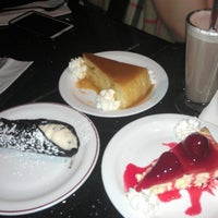 Das Foto wurde bei Sambuca&amp;#39;s Cafe &amp;amp; Desserts von Jocelyn C. T. am 3/2/2013 aufgenommen