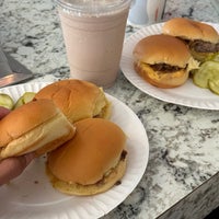 Foto scattata a White Manna Hamburgers da Audrey C. il 5/27/2023