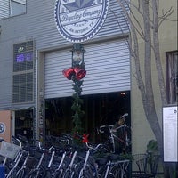 Photo prise au Blue Star Bike Shop par Helen L. le12/10/2012