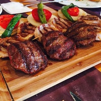 Foto scattata a Pirzola Steak House da Timur Yldrm 5. il 5/10/2015