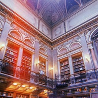 รูปภาพถ่ายที่ ELTE Egyetemi Könyvtár és Levéltár / ELTE University Library and Archives โดย Andi D. เมื่อ 9/25/2018