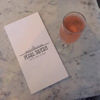 Снимок сделан в Pearl Tavern пользователем Naz F. G. 4/25/2016